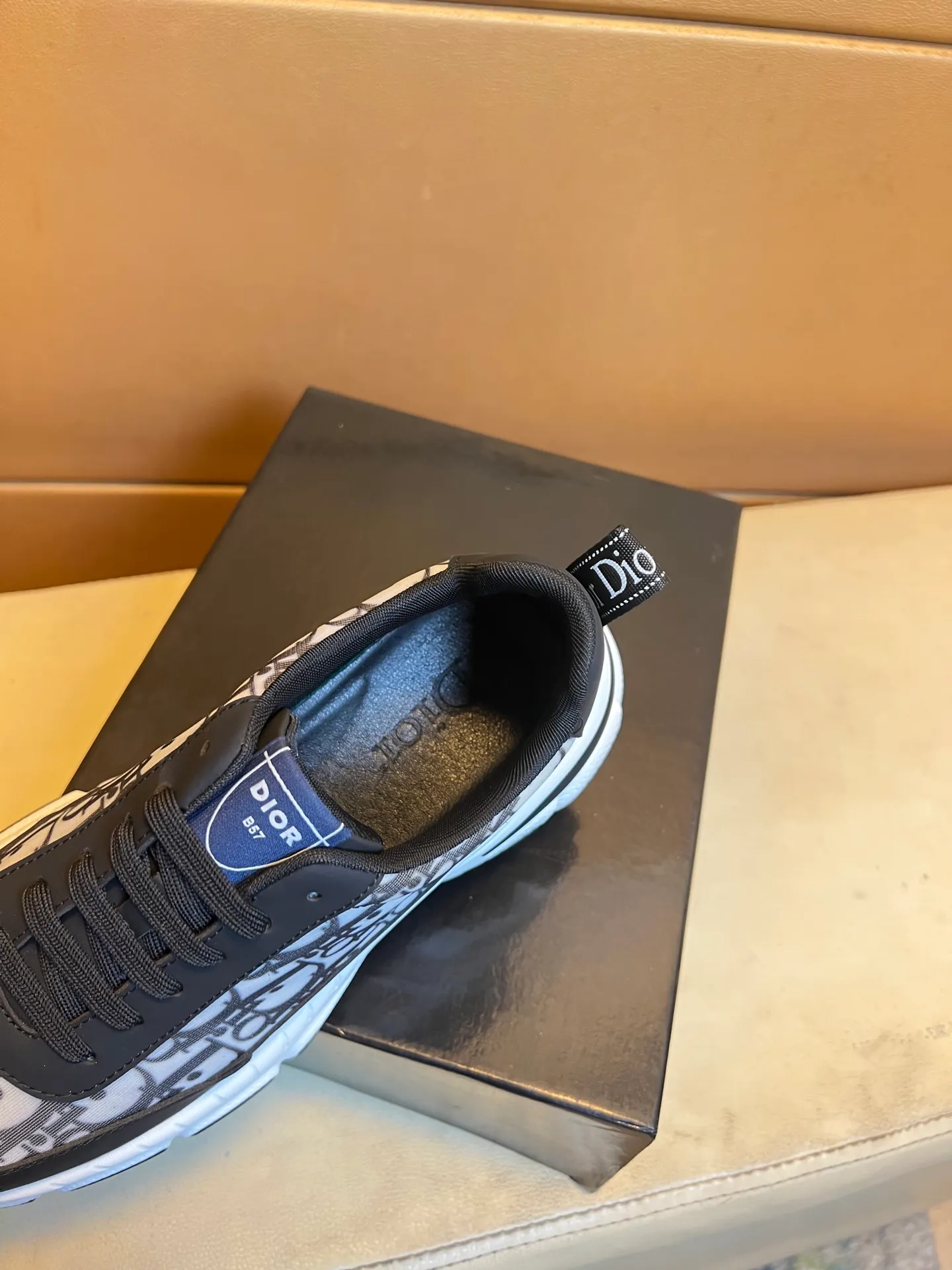 Men's men's shoes💰440💰👑👑Dior original quality.~ Unique modern style sneakers. 🏃A must-have casual shoe for trendy men😍😍 Original brand imported from Italy, imported original leather, sheep lining (refuses to discolor and grind feet) Sole: Original sole provided by the original factory, French lazy style design ⚠️Fit to the feet, original quality, super comfortable original sole. It’s like shooting the real thing 🎬The real thing is better, high-quality sneakers wan men’s shoe size: 38-44